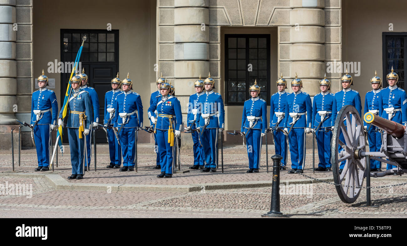 À l'attention : les gardes royale suédoise à la lumière bleu uniforme et d'argent casque pickelhaube au garde dans l'évolution de la Garde côtière canadienne. Banque D'Images