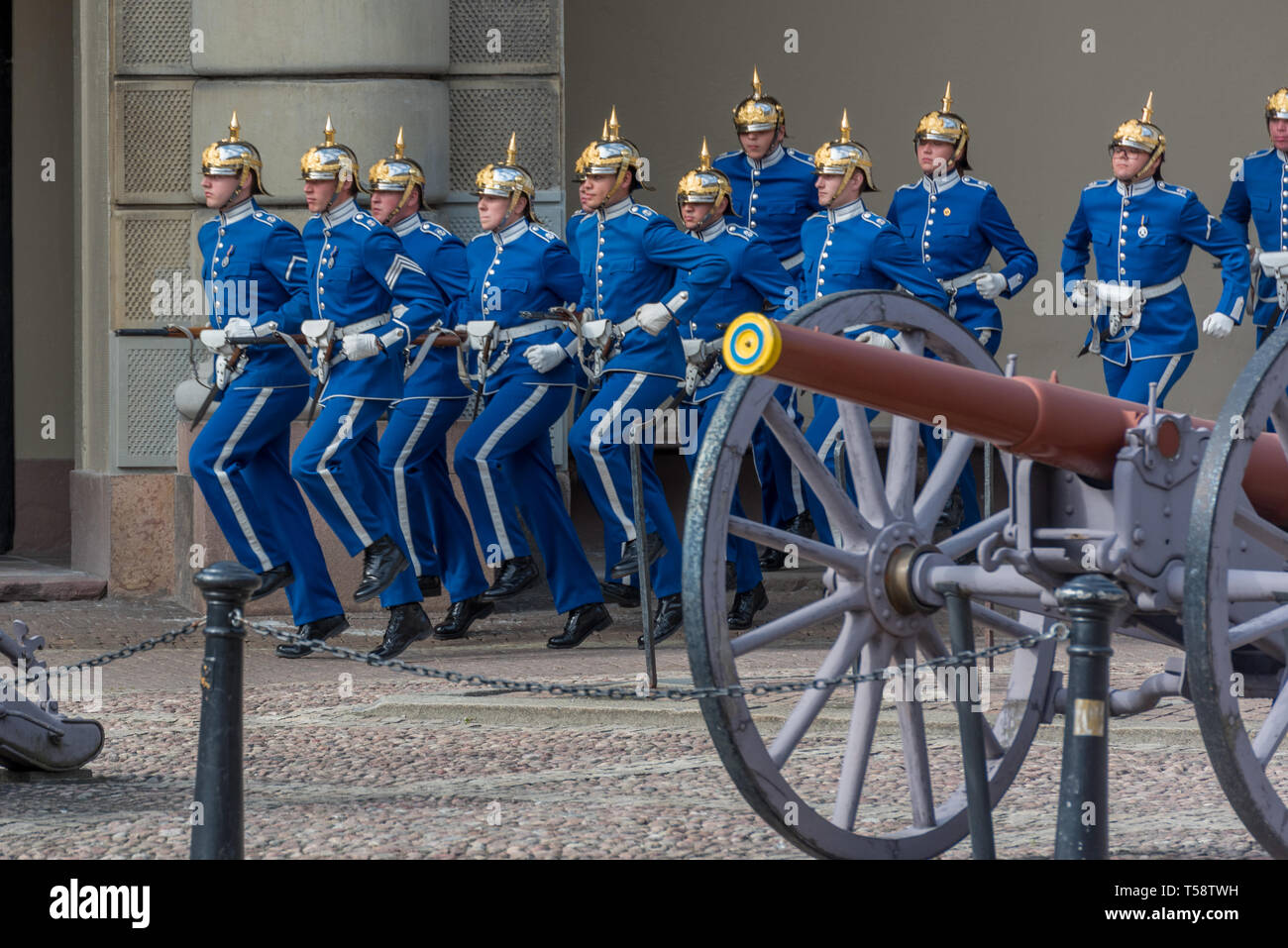 Les gardes royale suédoise à la lumière bleu uniforme et d'argent casque pickelhaube mars rapide au cours de la relève de la garde. Banque D'Images