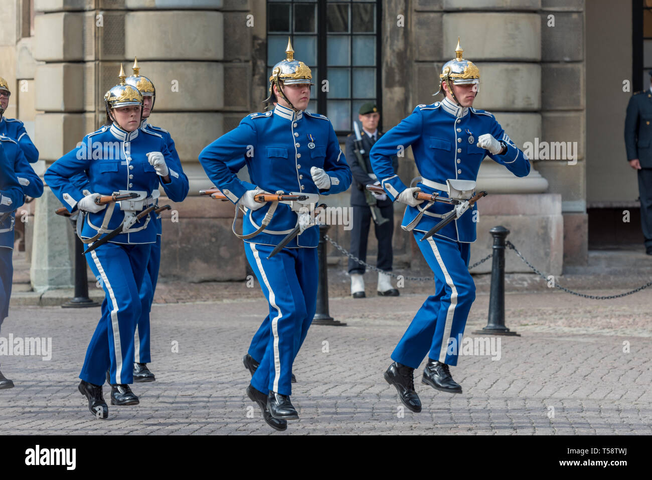 Les gardes royale suédoise à la lumière bleu uniforme et d'argent casque pickelhaube mars rapide au cours de la relève de la garde. Banque D'Images