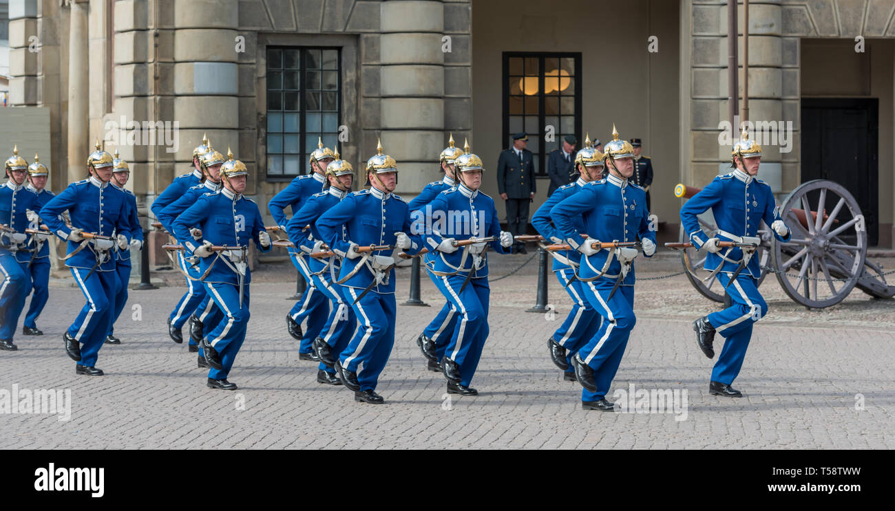 Les gardes royale suédoise à la lumière bleu uniforme et d'argent casque pickelhaube défilant lors de la relève de la garde. Banque D'Images