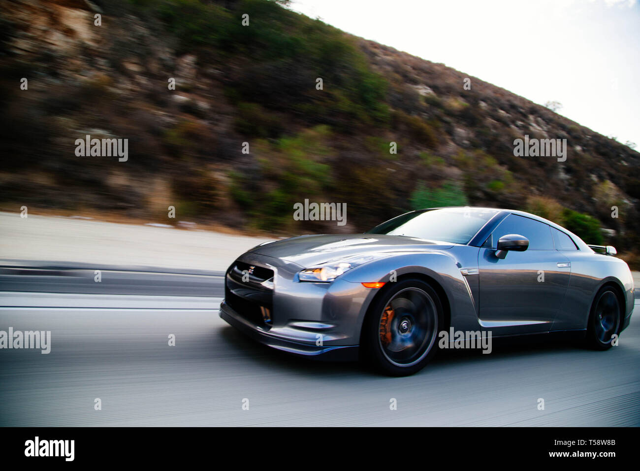 Nissan GTR sur l'autoroute rapide Banque D'Images