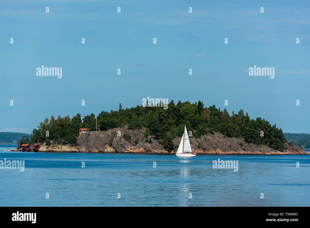 Une location de bateau à passé une des innombrables îlots dans l'archipel de Stockholm Banque D'Images