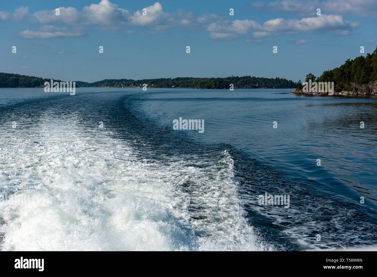 Les îles de l'archipel de Stockholm avec le service d'un Cinderella Båtarna ferry à grande vitesse. Banque D'Images