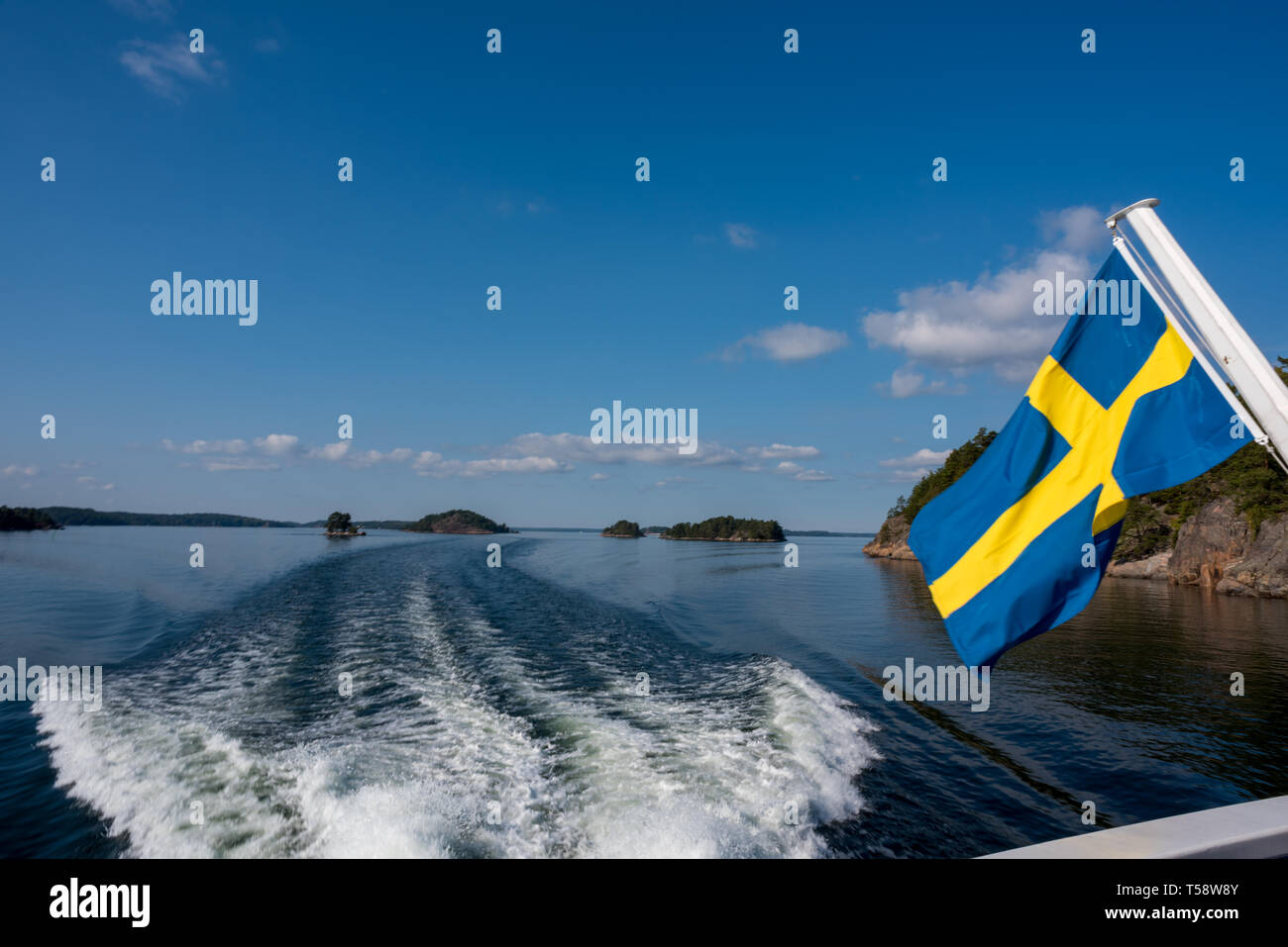 Les îles de l'archipel de Stockholm avec le service d'un Cinderella Båtarna ferry à grande vitesse. Banque D'Images