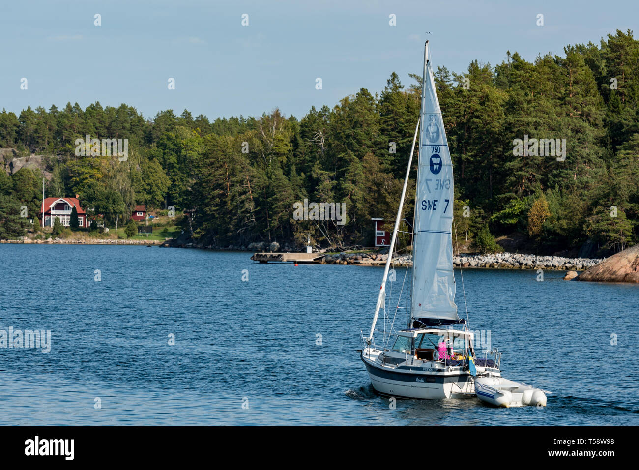 Yacht à voile à la Ronda dans une baie dans l'archipel de Stockholm Banque D'Images