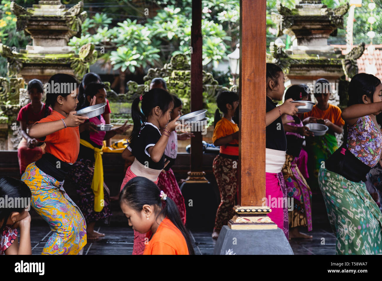 Les jeunes filles d'apprendre à danser à un temple à Bali, Indonésie Banque D'Images