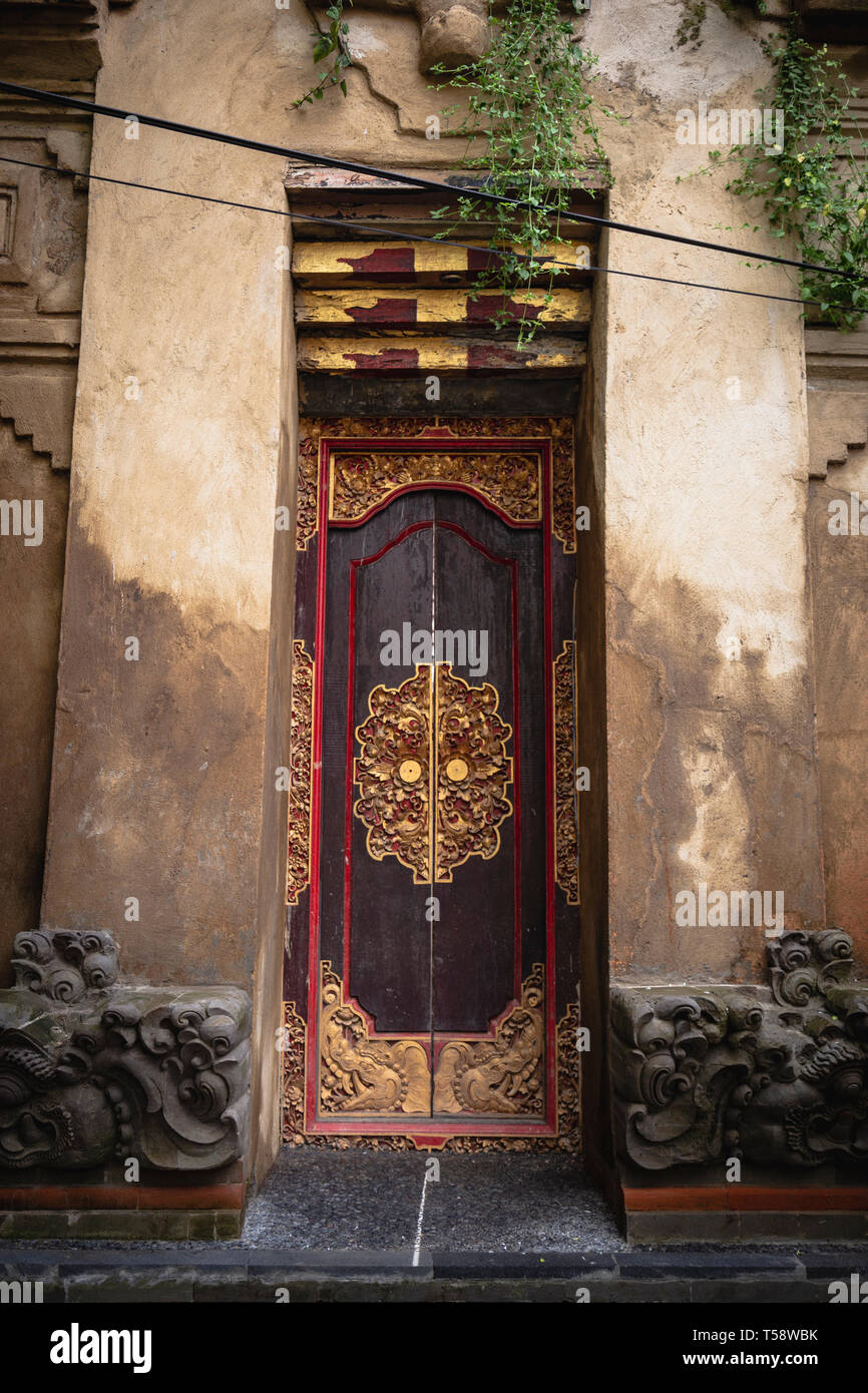 Porte décorée à l'entrée d'un temple à Bali, Indonésie Banque D'Images