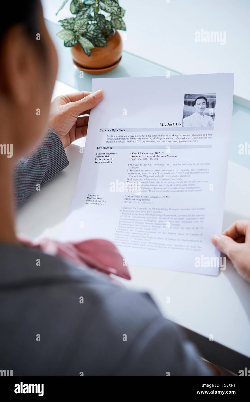 Businesswoman reading reprendre Banque D'Images