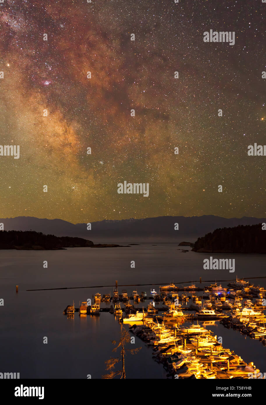 Voie Lactée derrière Bailey Gamme de montagnes et de l'esprit olympique et de la Baie d'Cheanuh Marina-East Sooke, Colombie-Britannique, Canada. Banque D'Images