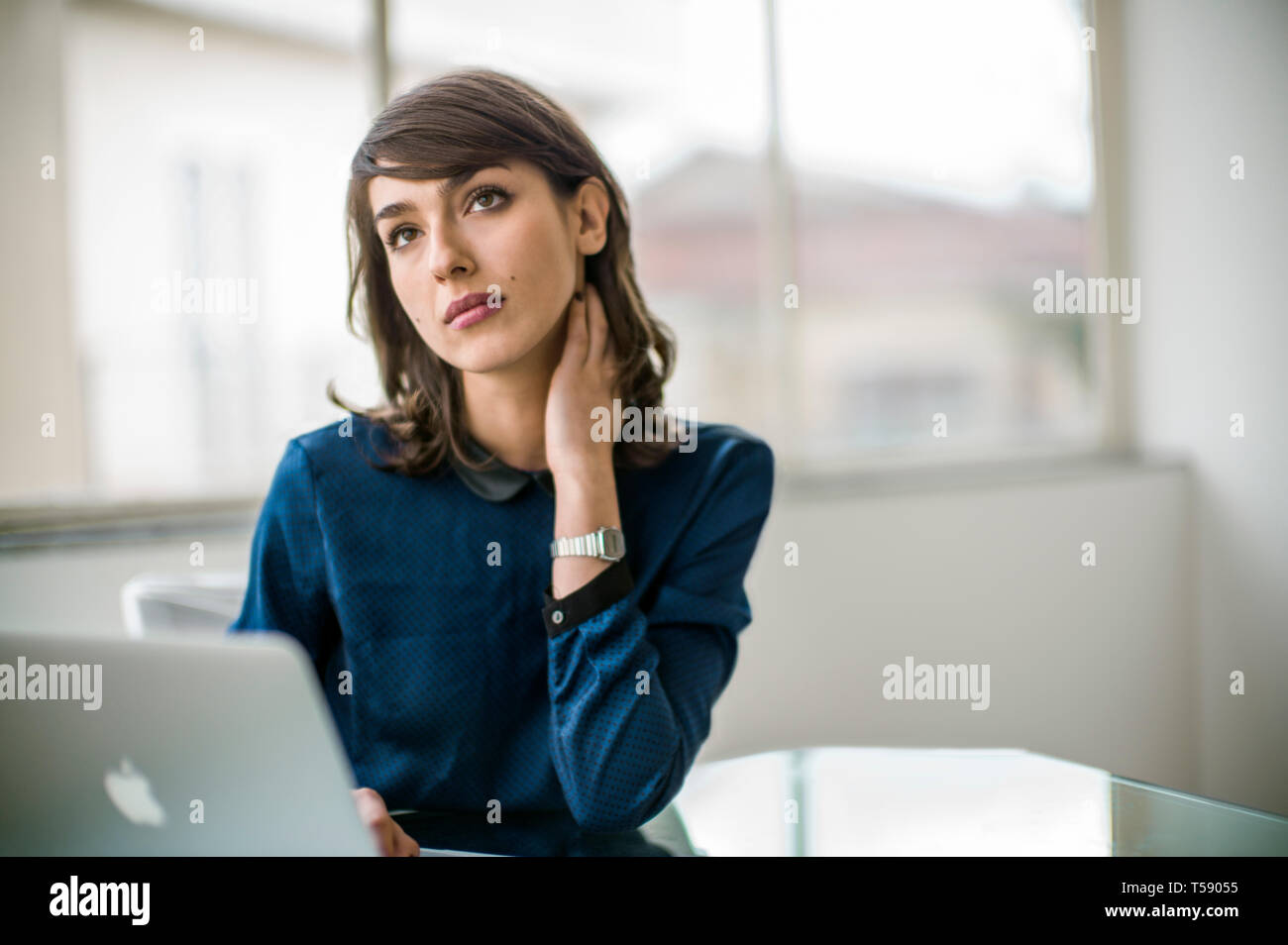 Young businesswoman working on a laptop computer. Banque D'Images