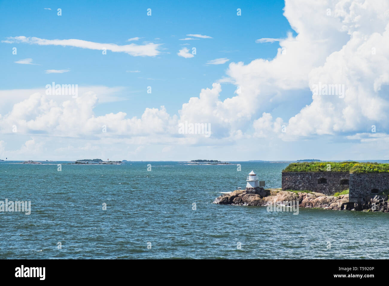 L'été lumineux paysage de mer avec rock côte au clair dans le golfe de Finlande Banque D'Images L'été lumineux paysage de mer avec rock côte au clair dans le golfe de Finlande Banque D'Images