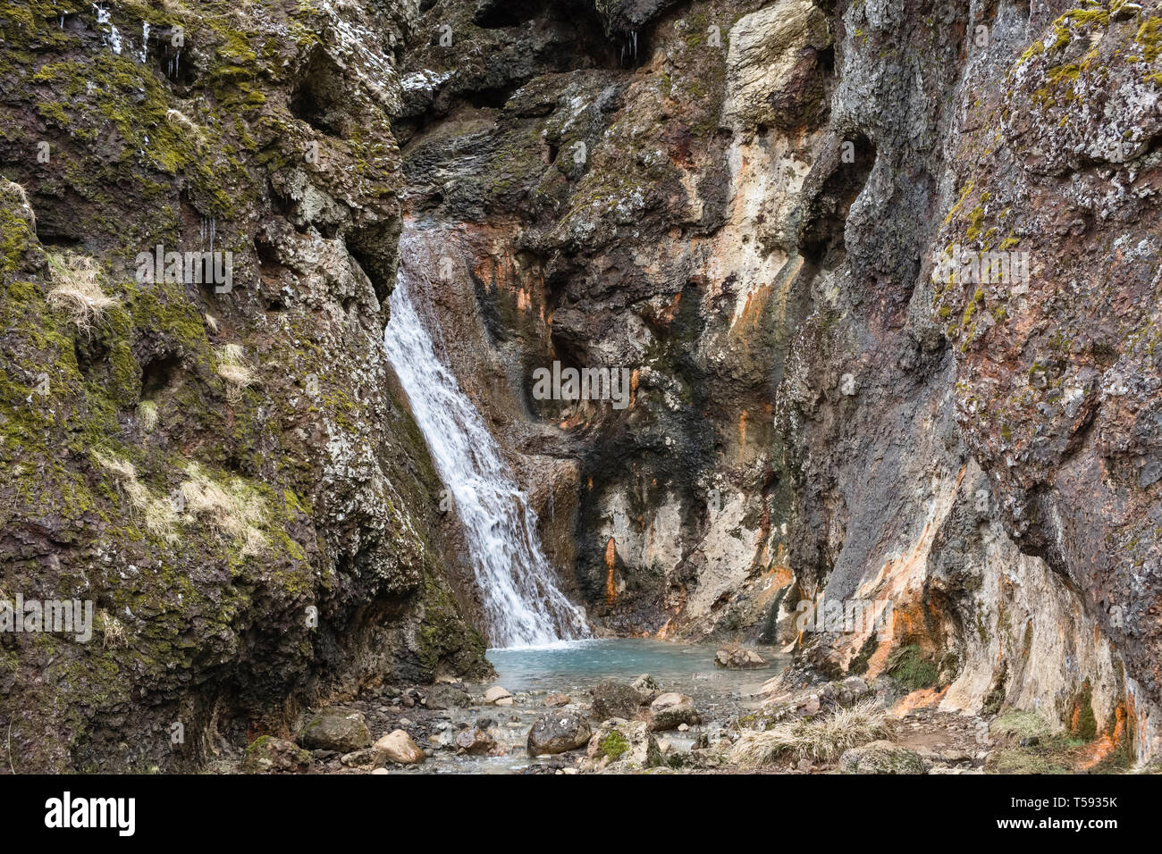 Cascade de la vallée de Reykjadalur, près de Hveragerði, SW de l'Islande. La chaleur géothermique chauffe la rivière, un endroit populaire pour la baignade dans les montagnes Banque D'Images