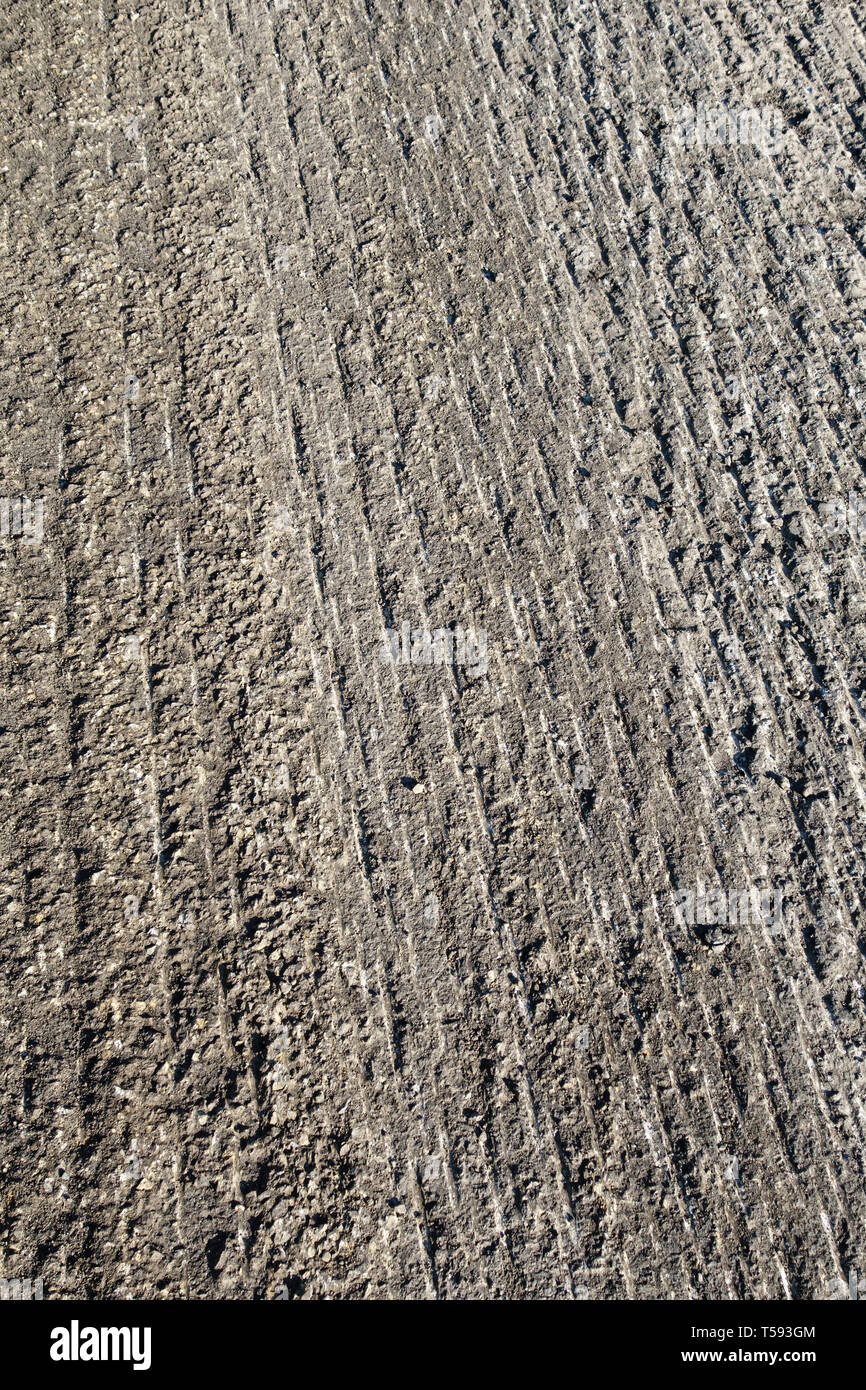 La surface de la route après une fraiseuse fraiseuse à froid ou a arraché le tarmac, avant l'application d'une couche de bitume ou d'asphalte frais Banque D'Images