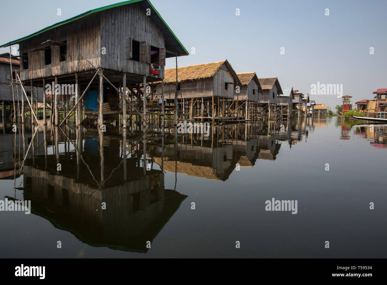 Les maisons en bois sur pilotis sur le lac Inle, l'État de Shan, Myanmar. Banque D'Images