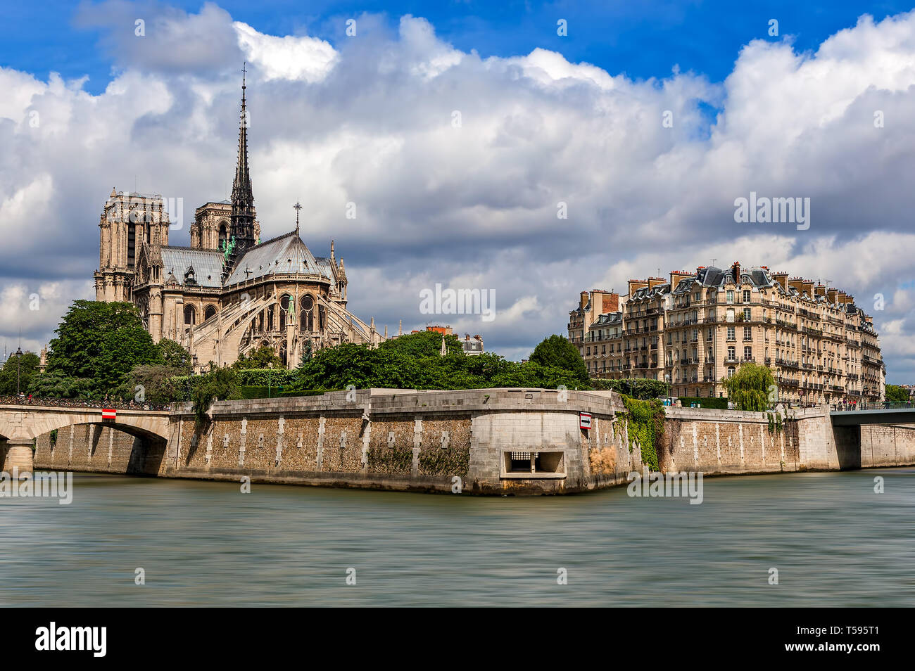 Célèbre la cathédrale Notre-Dame de Paris et l'immeuble typiquement parisien sous ciel magnifique comme vu à partir de la Seine. Banque D'Images