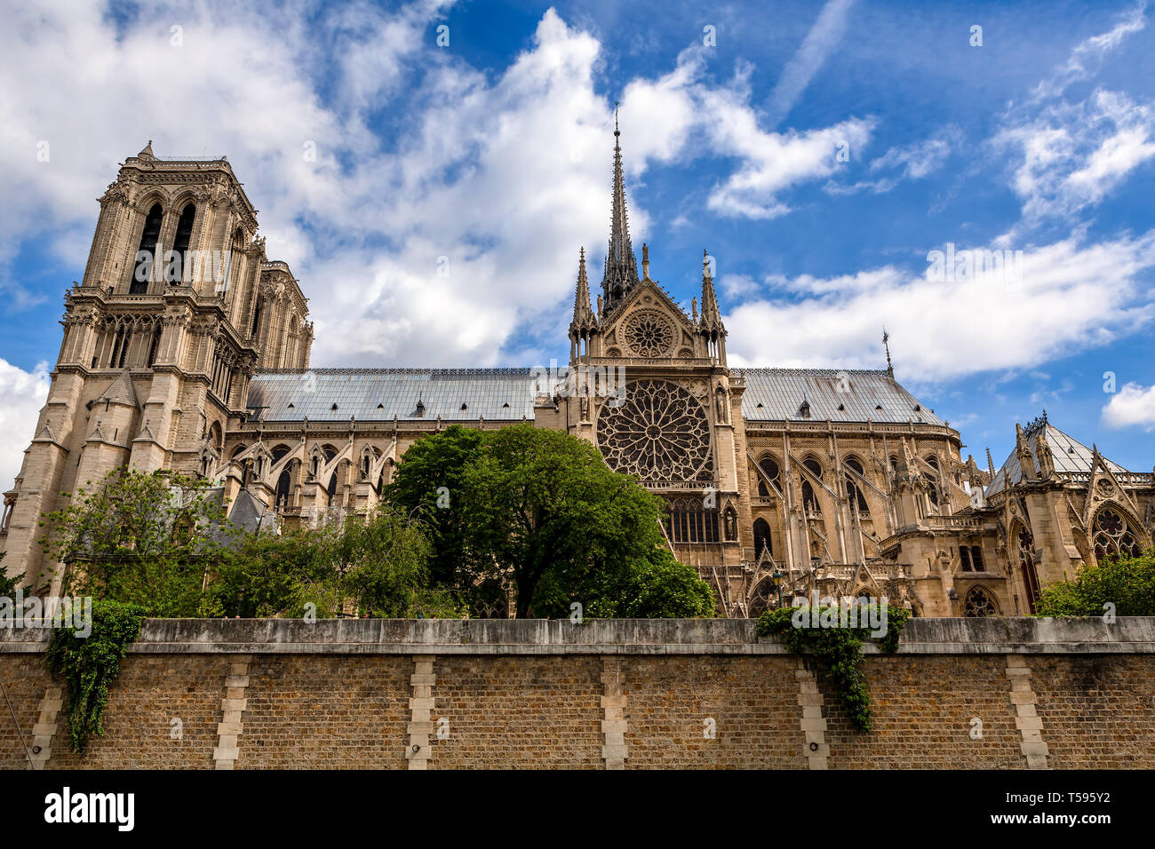 Célèbre la cathédrale Notre-Dame de Paris dans le cadre de ciel bleu avec des nuages blancs. Banque D'Images