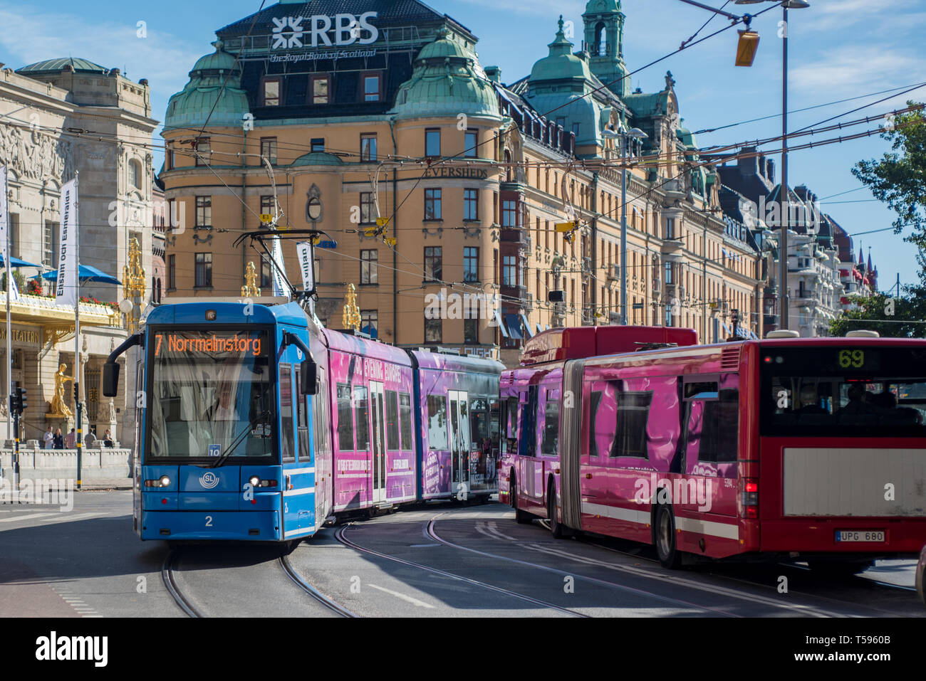 Un tram et bus par le Théâtre Dramatique Royal de Stockholm, Nybroplan Banque D'Images