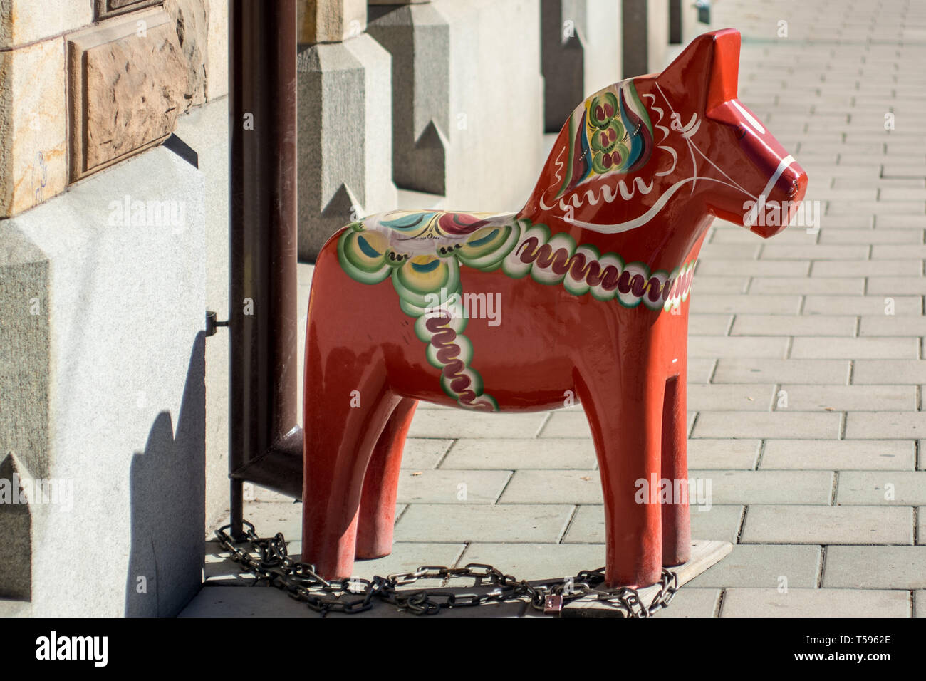 Un cheval dalecarlien à la décoration colorée, une statue en bois traditionnelle sculptée et peinte d'un cheval originaire de la province suédoise de Dalarna. Banque D'Images Un cheval dalecarlien à la décoration colorée, une statue en bois traditionnelle sculptée et peinte d'un cheval originaire de la province suédoise de Dalarna. Banque D'Images