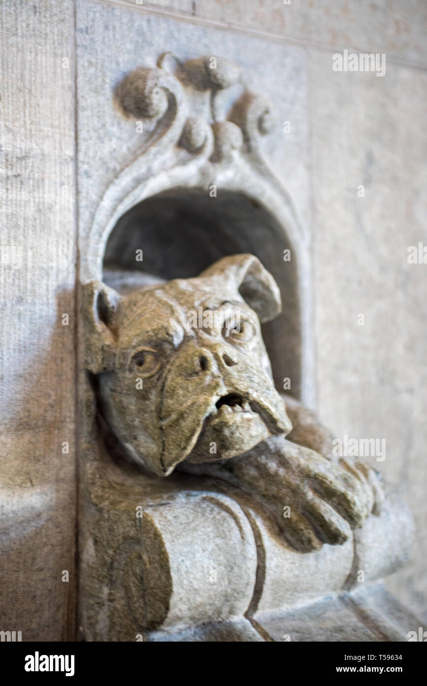 Une sculpture sur pierre orné d'un chien couché dans une niche dans un mur, Banque D'Images