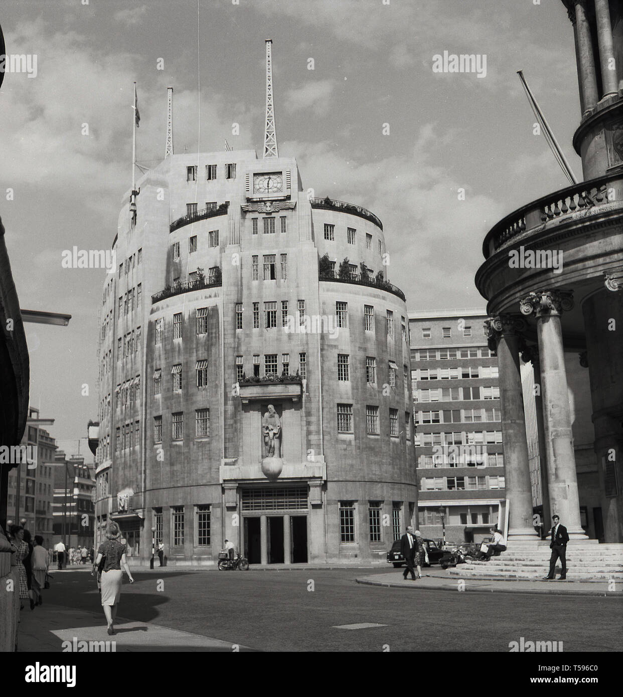 Années 1960, historiques, Broadcasting House, centre de Londres, siège de la BBC, construit dans un style art déco architectureal, Marylebone, Londres, Angleterre. Le but de l'immeuble a été construit quand la radio et le premier programme radio est sorti le 15 mars 1932. Banque D'Images