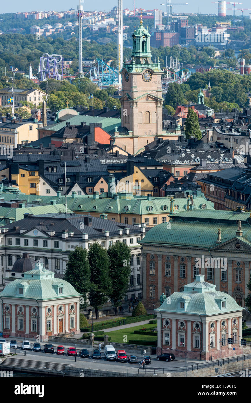 Storkyrkan, la grande église ou l'église de Saint-Nicolas, avec la maison de noblesse et colorés bâtiments historiques de Gamla Stan à Stockholm Banque D'Images