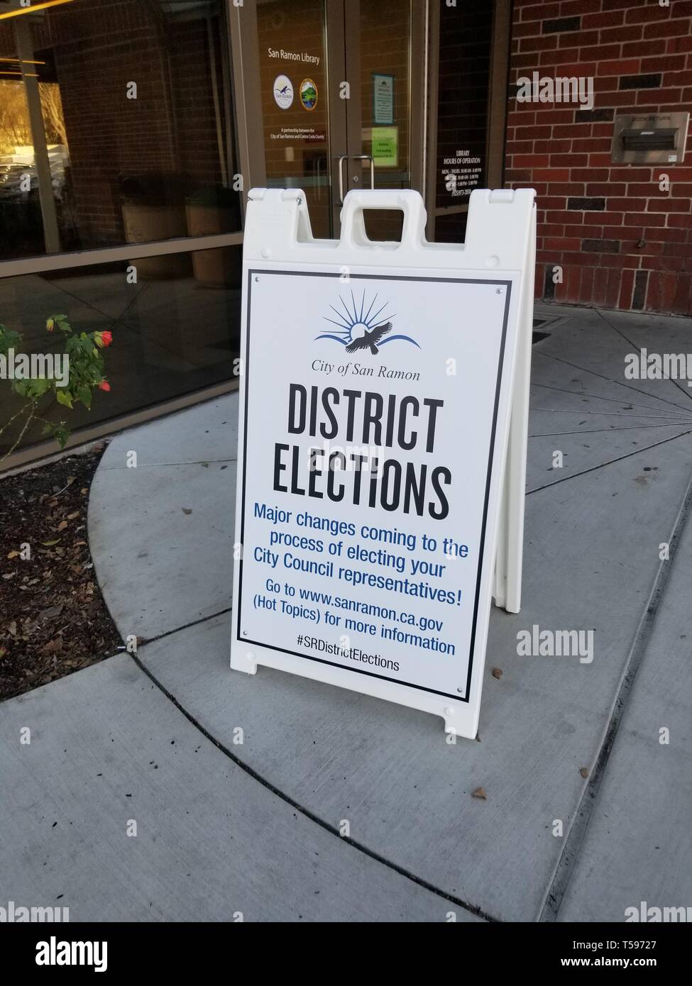 Inscrivez-vous à l'extérieur de la Bibliothèque publique de San Ramon de San Ramon, Californie, annonçant des élections de district dans le cadre d'un processus politique local, le 21 mars 2019. () Banque D'Images