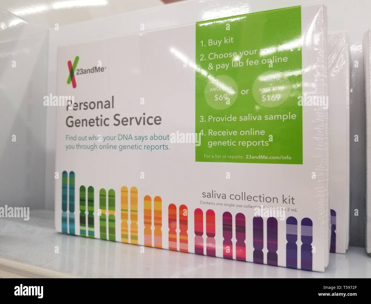 Close-up of collection kit pour la technologie de la génomique personnelle société 23AndMe sur étagère d'un magasin de vente au détail, le 18 mars 2019. () Banque D'Images