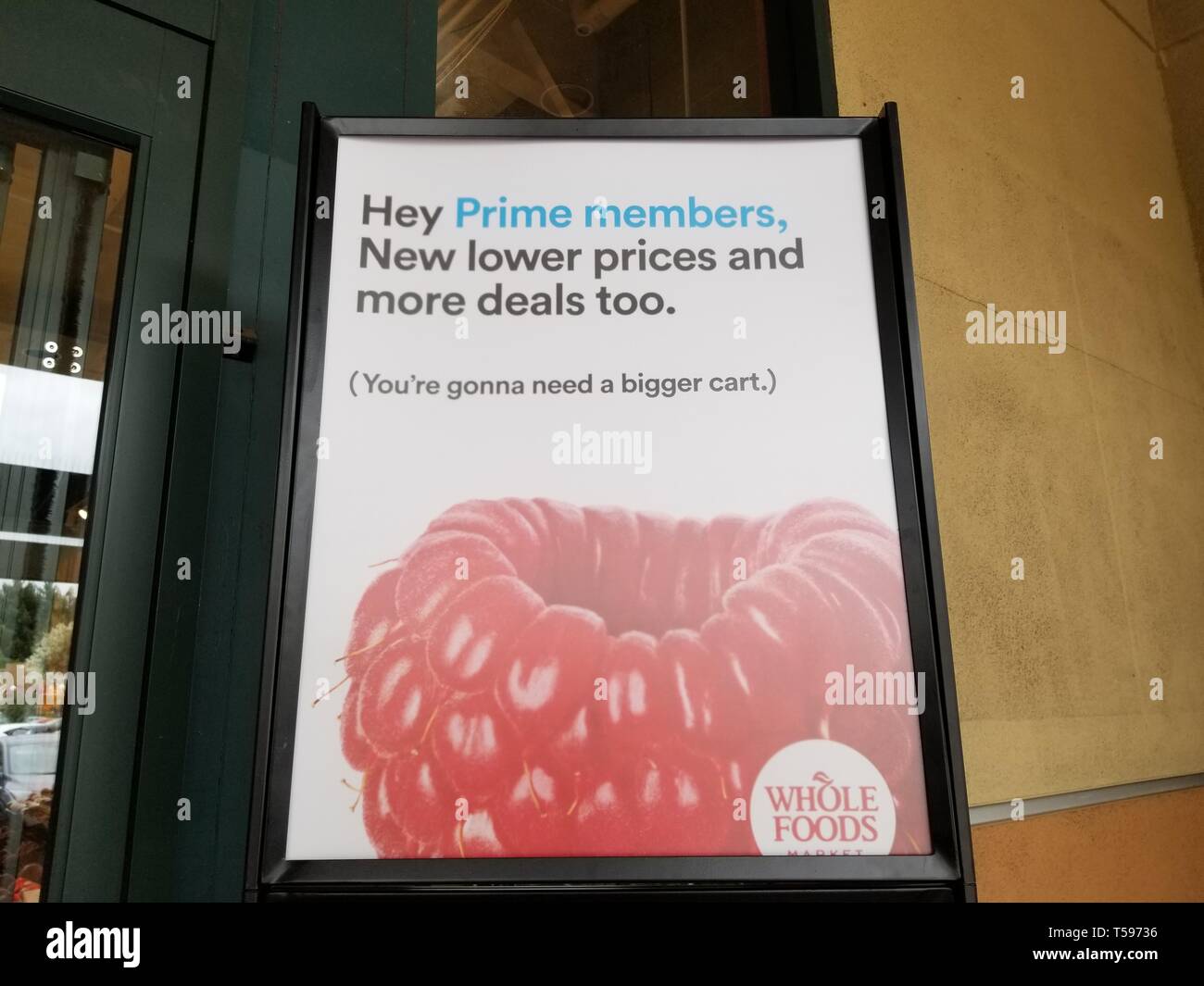 Affiche à l'extérieur de Whole Foods Market épicerie à San Ramon, Californie, à la suite de l'annonce Amazon société mère qu'il s'agisse de couper les prix des produits en magasin, le 3 avril 2019. () Banque D'Images