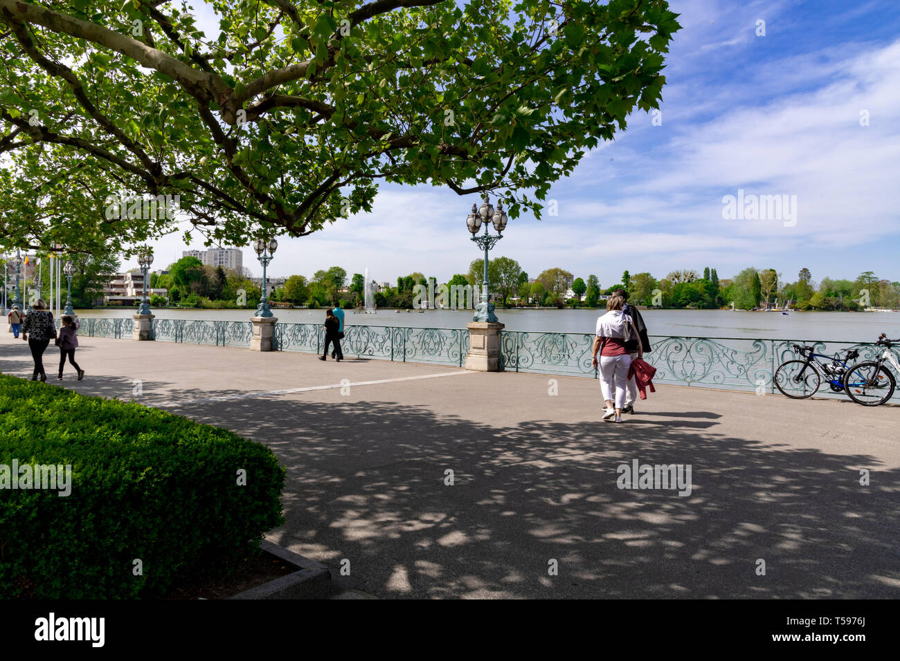 Balustrade le long du lac Banque D'Images