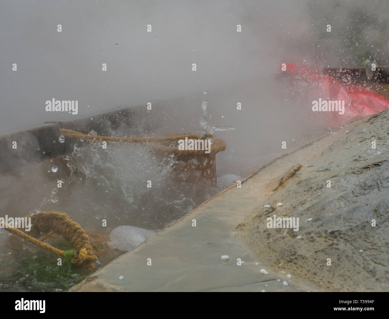 La cuisson des œufs et des légumes dans l'eau de sources thermales de montagne Taiping à Taiwan Banque D'Images