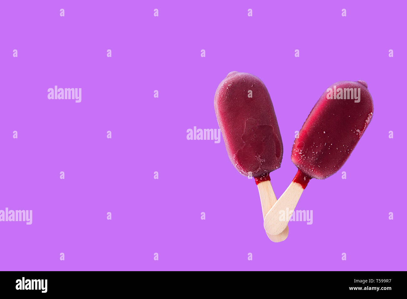 Popsicle fraise sur fond violet. Vue d'en haut. Copyspace Banque D'Images