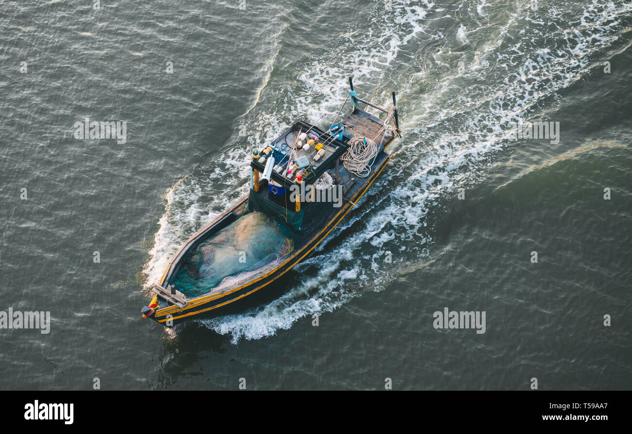 Bateau de pêche en bois en mouvement dans la mer avec une terrasse  extérieure bien l'éclairage Photo Stock - Alamy