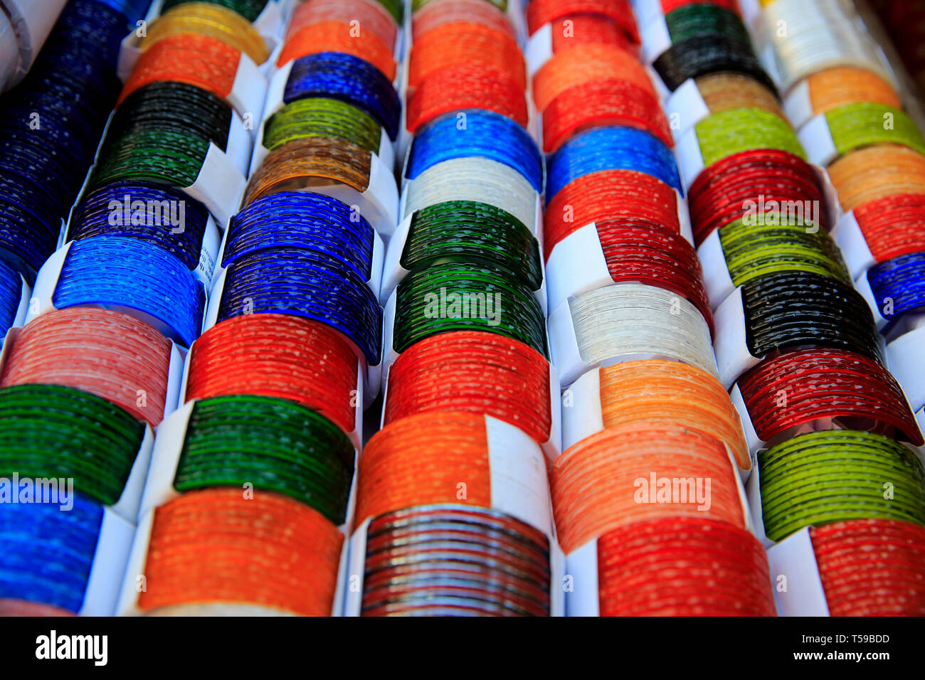 Cose-up view de bangles, le plus populaire de la femmes du Bangladesh en verre. Dhaka, Bangladesh. Banque D'Images