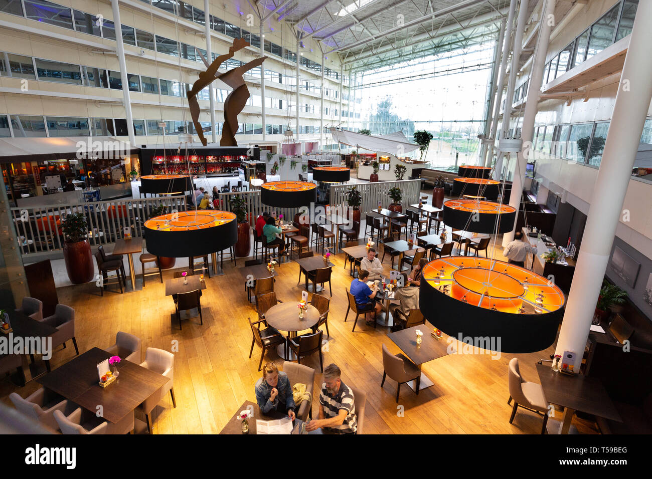 Restaurants et bars de l'intérieur ; l'hôtel Hilton de l'aéroport de Heathrow London UK Banque D'Images