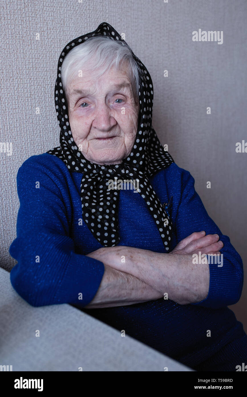 Portrait d'une vieille femme avec un foulard sur la tête. Banque D'Images