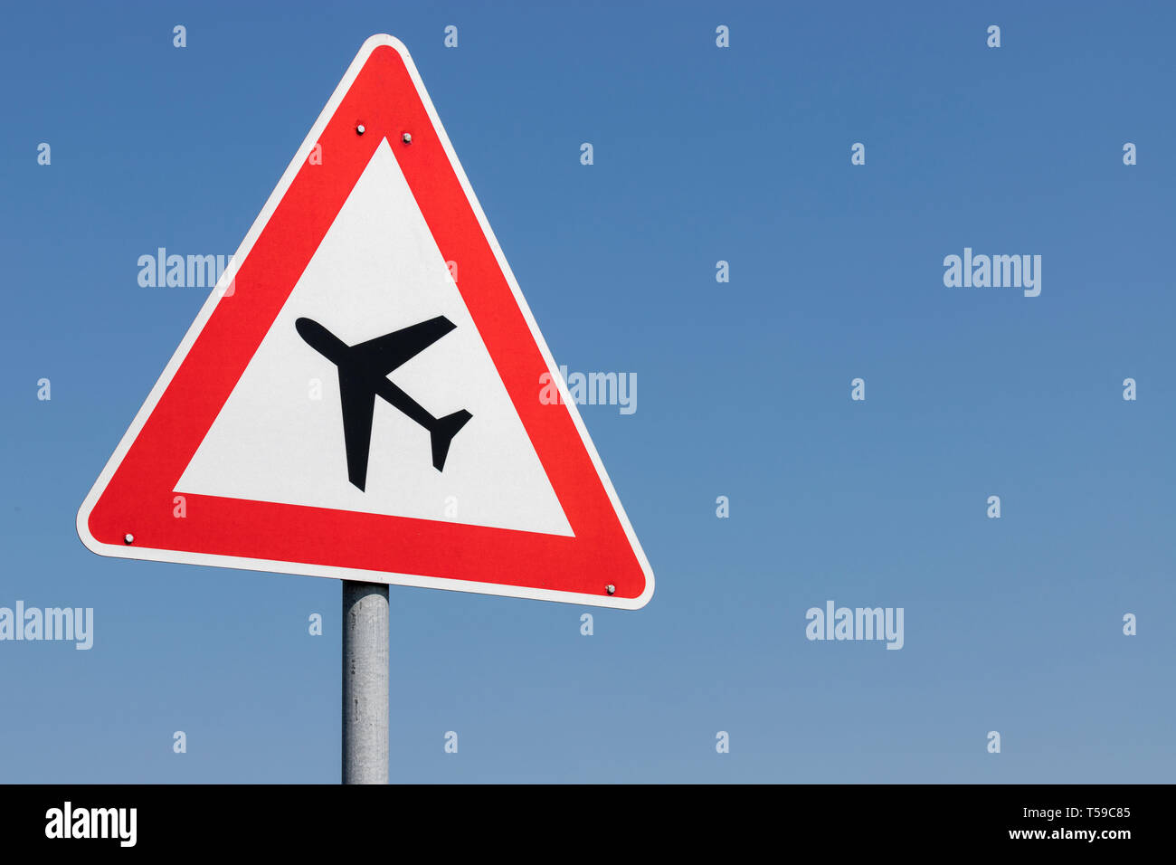 German road sign : avion volant à basse altitude Banque D'Images