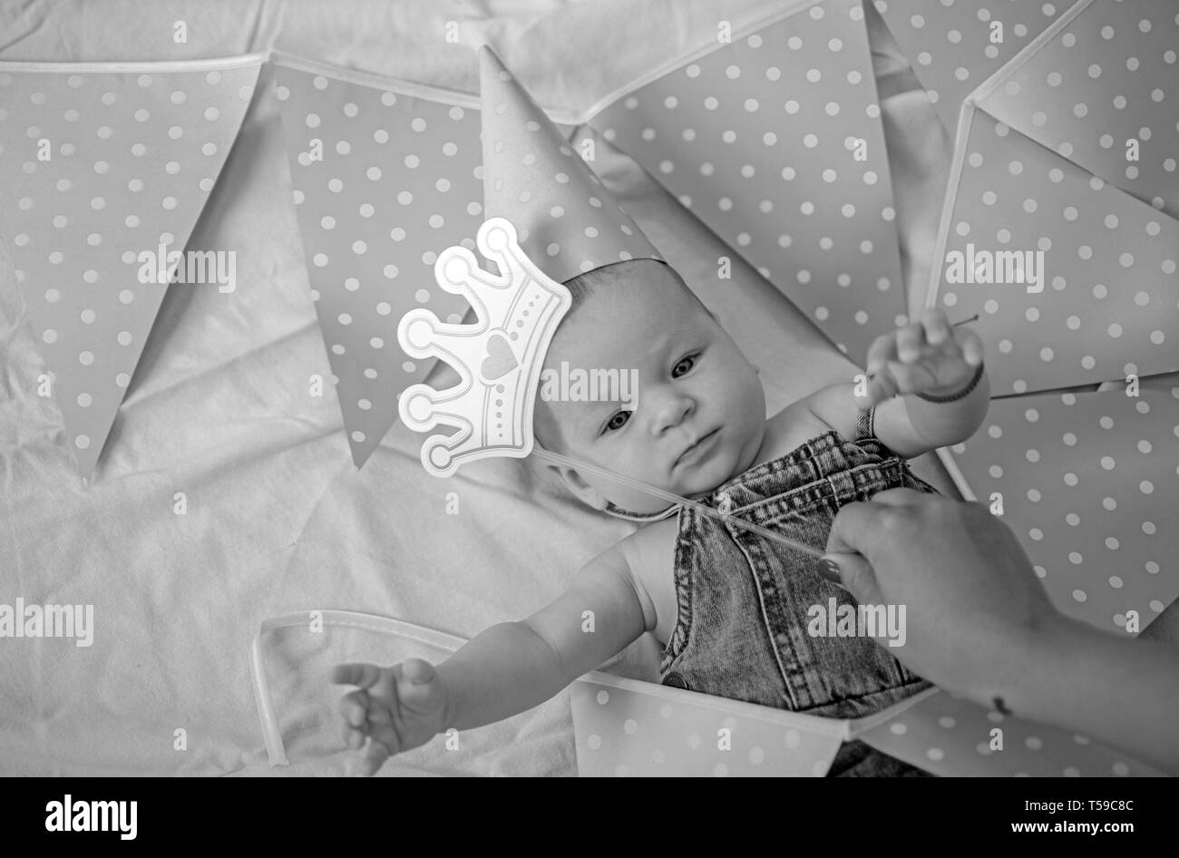 Nous sommes si heureux. Sweet Little baby. Nouvelle vie et la naissance. Portrait of happy petit enfant. Petite fille. Joyeux anniversaire. Le bonheur de la petite enfance. La famille. Enfant Banque D'Images