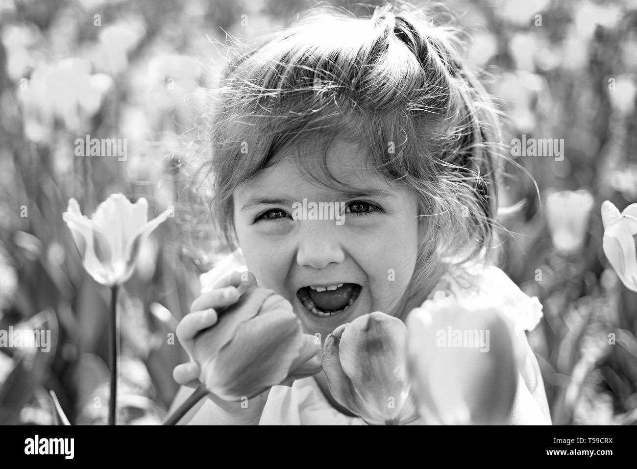 Summer girl fashion. Enfance heureuse. Printemps tulipes. prévisions météo. Petit enfant. La beauté naturelle. Journée des enfants. Petite fille sous le soleil de printemps Banque D'Images