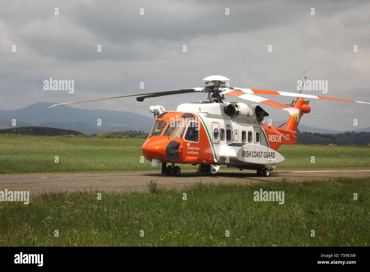 Sauvetage par hélicoptère de la Garde côtière irlandaise 115 l'atterrissage à l'Aérodrome de Bantry Banque D'Images
