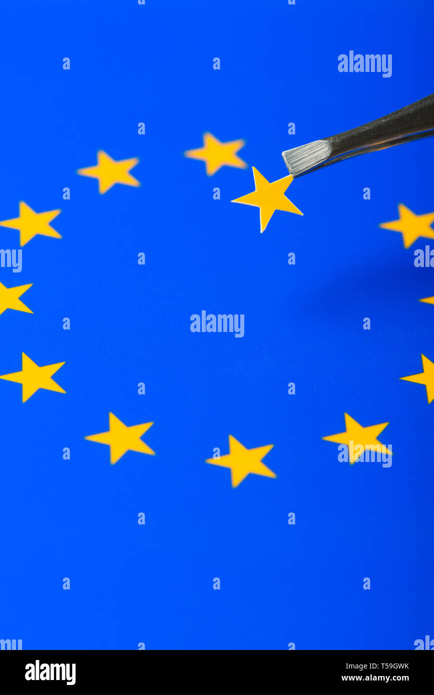 Drapeau de l'Union européenne avec une étoile retirée et la maintenir dans une pincette. Concept de la Grande-Bretagne comme Brexit voter à partir. Banque D'Images