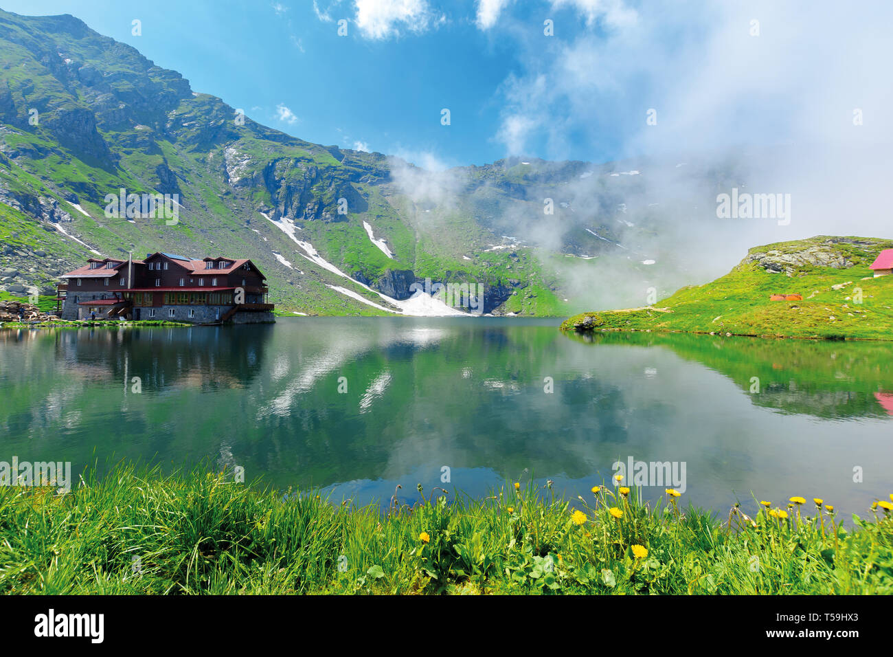 Beaux paysages d'été autour du lac balea. prés herbeux et des nuages bas autour d'une destination touristique populaire.. l'emplacement des montagnes de fagaras, Roumanie, eur Banque D'Images