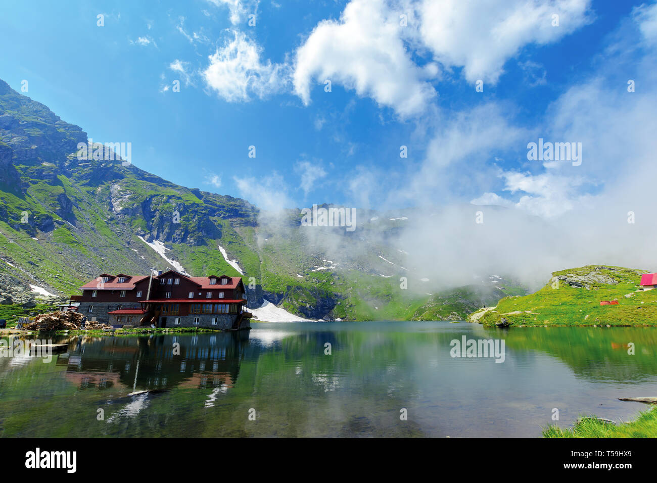 Beaux paysages d'été autour du lac balea. prés herbeux et des nuages bas autour d'une destination touristique populaire.. l'emplacement des montagnes de fagaras, Roumanie, eur Banque D'Images