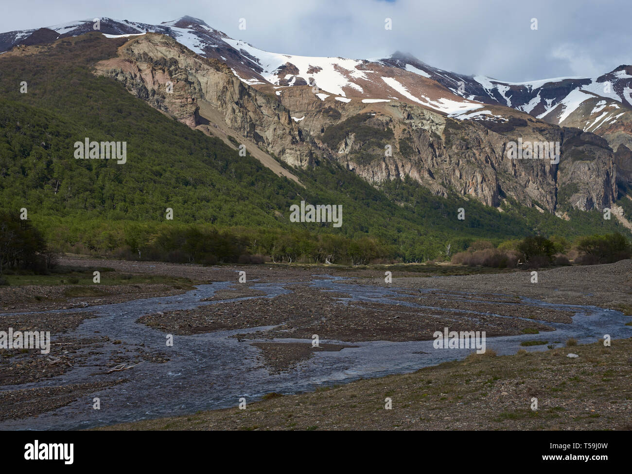Rivière peu profonde qui longe la Carretera Austral à mesure qu'elle traverse Cerro Castillo Réserve nationale dans le nord de la Patagonie, au Chili Banque D'Images