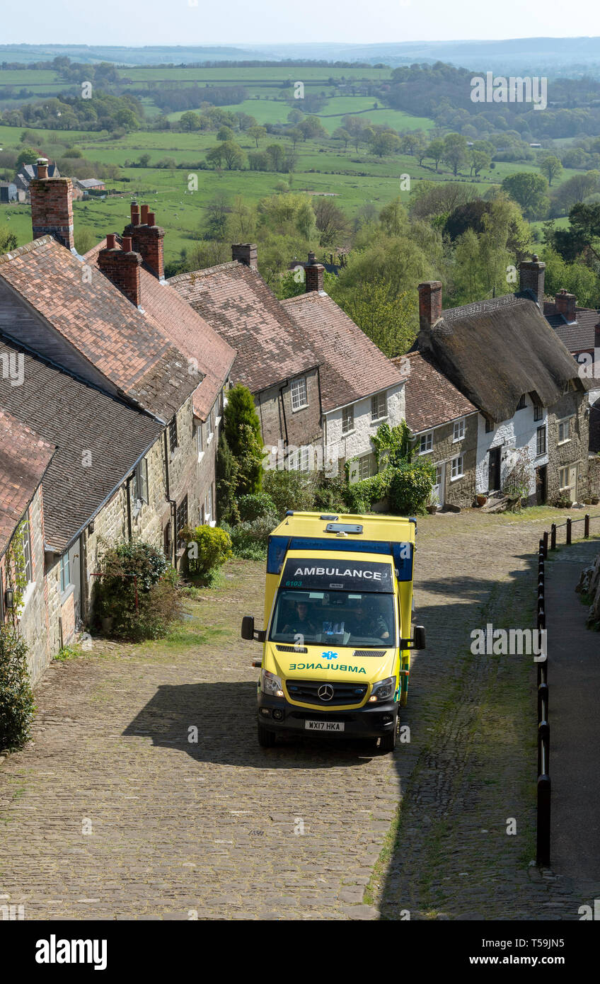 Shaftesbury, Dorset, England, UK. Avril 2019. Une ambulance sur la colline d'Or un emplacement rural pittoresque en Angleterre. Banque D'Images