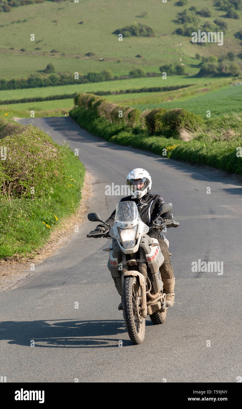 Dorset, England, UK, avril 2019. Motocycliste de retour d'une excursion hors route avec la moto couvert de saleté et de poussière qui voyagent à travers le pays de Dorset Banque D'Images