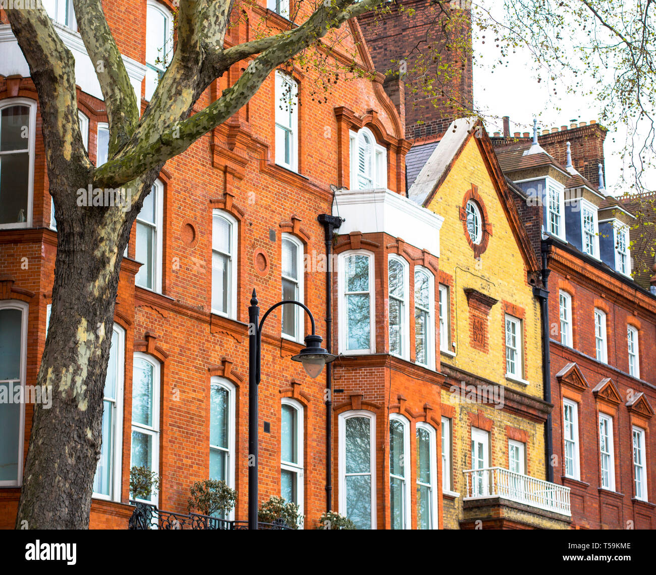 Maison de briques de luxe avec des fenêtres blanches, très calme, dans le centre de Londres. Appartements sur les bords de la Tamise. Banque D'Images