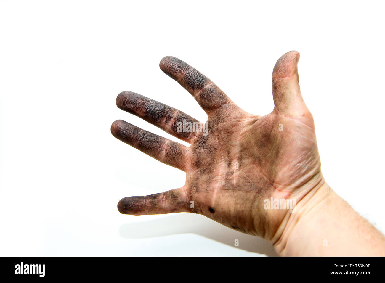 Une photo de mains sales d'un homme, souillés par l'huile et de la vaseline. Isolé sur un fond blanc. Banque D'Images