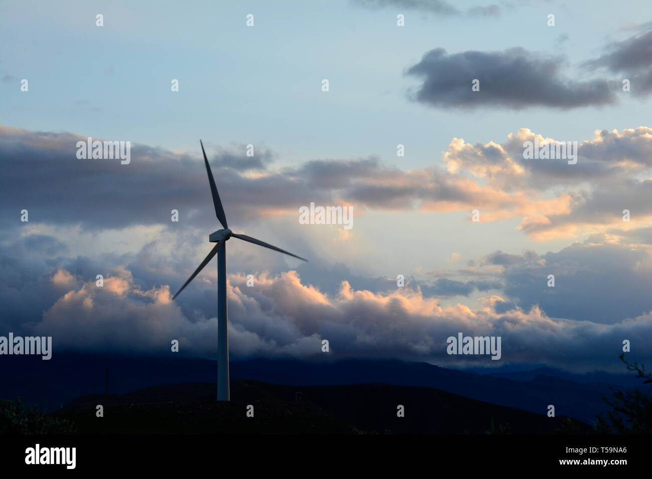 Seule l'énergie éolienne éolienne sur la colline en face de beau ciel nuageux, la production d'électricité respectueuse de l'environnement Banque D'Images