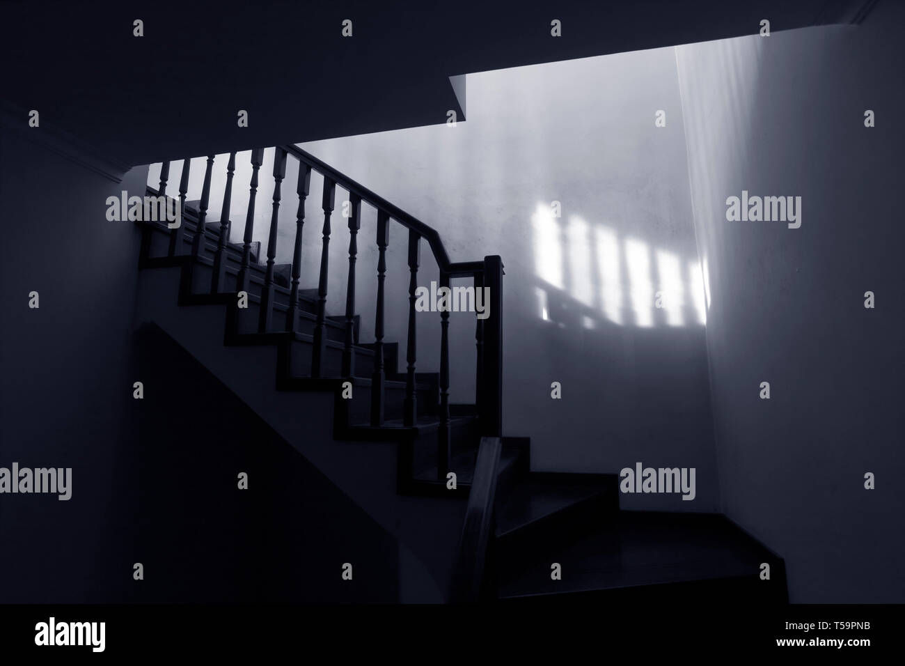 Escalier sombre effrayant au grenier. Dans les tons noir et blanc bleu. Banque D'Images