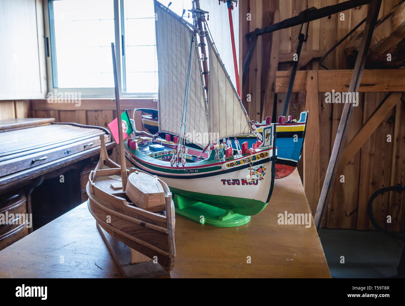 Maquettes de bateaux en chantier naval dans lequel Tage traditionnels bateaux sont construits et réparés à Sarilhos Pequenos village de Moita, Portugal Banque D'Images